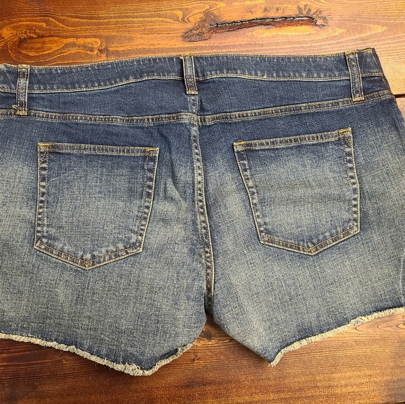 Gap Under Belly Maternity Denim Shorts - Picture 2 of 4